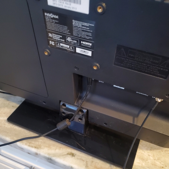 Insignia 19" LED TV NS-19E310A13 W/Remote - Picture 10 of 16